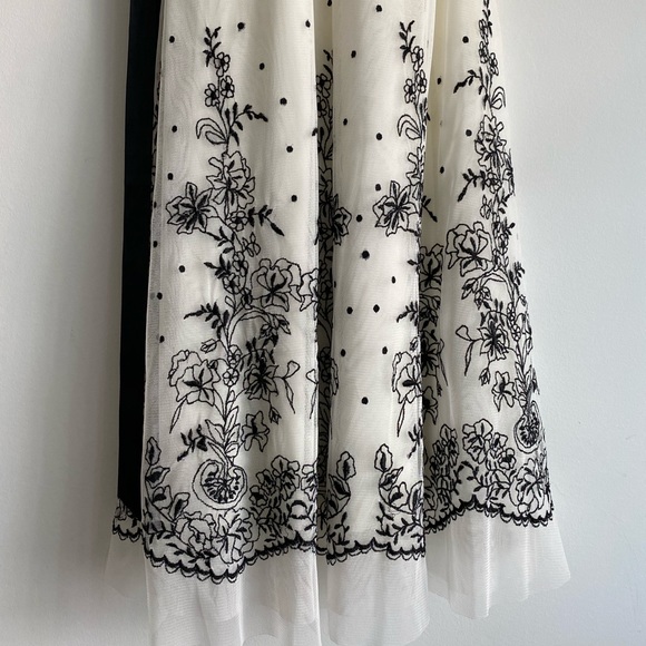 BCBG MAXAZRIA White dress with black lace detailing - Picture 2 of 5